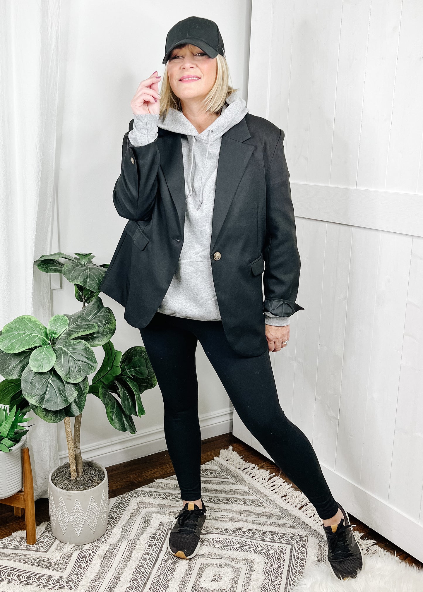black blazer - ovetsized black blazer with the classic style, one button closure, side pocketd, button a wrist and collar.