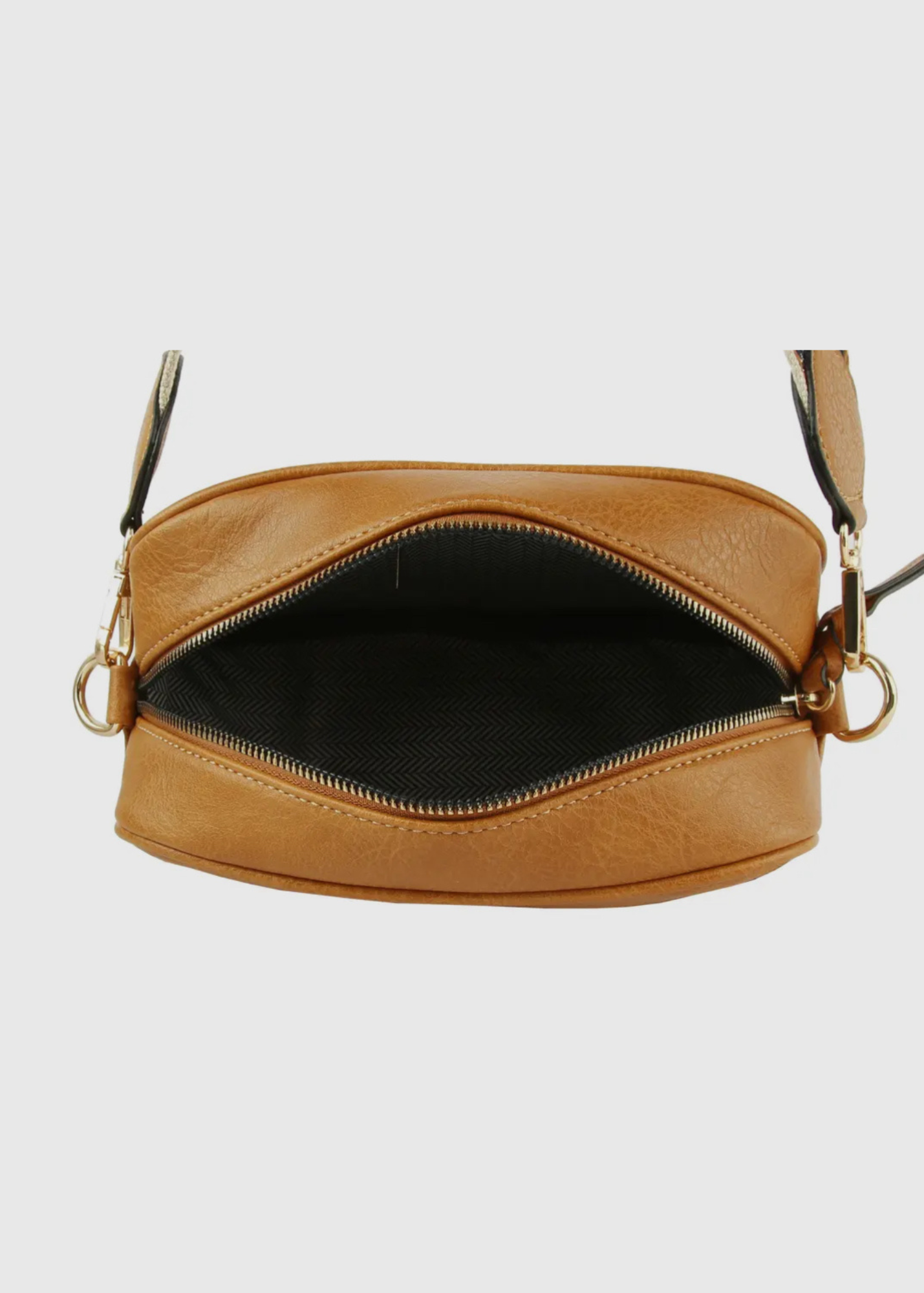 Vegan leather boho style purse with detailed guitar strap. Purse has a zip closure, back zip pocket, gold tone hardware and detachable strap.
8.5 x 5.5 x 3”. Shown in brown.