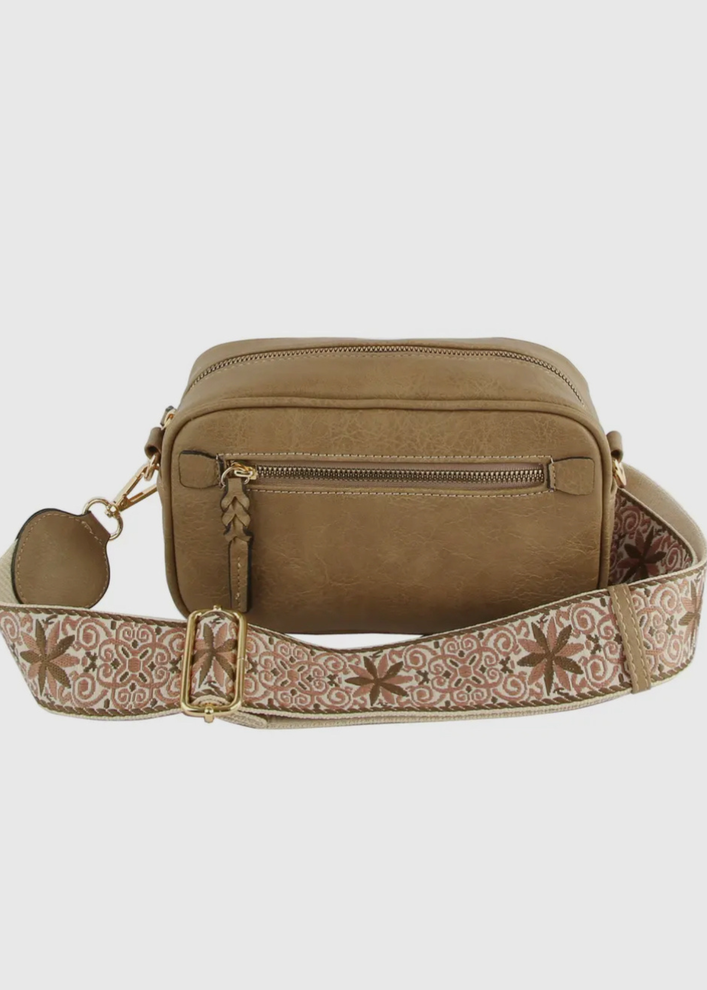 Vegan leather boho style purse with detailed guitar strap. Purse has a zip closure, back zip pocket, gold tone hardware and detachable strap.
8.5 x 5.5 x 3”. Shown in mocha.