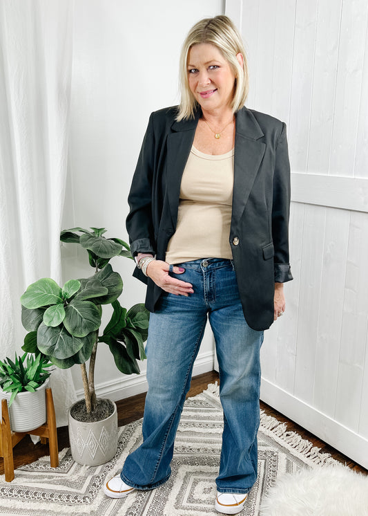 black blazer - ovetsized black blazer with the classic style, one button closure, side pocketd, button a wrist and collar.