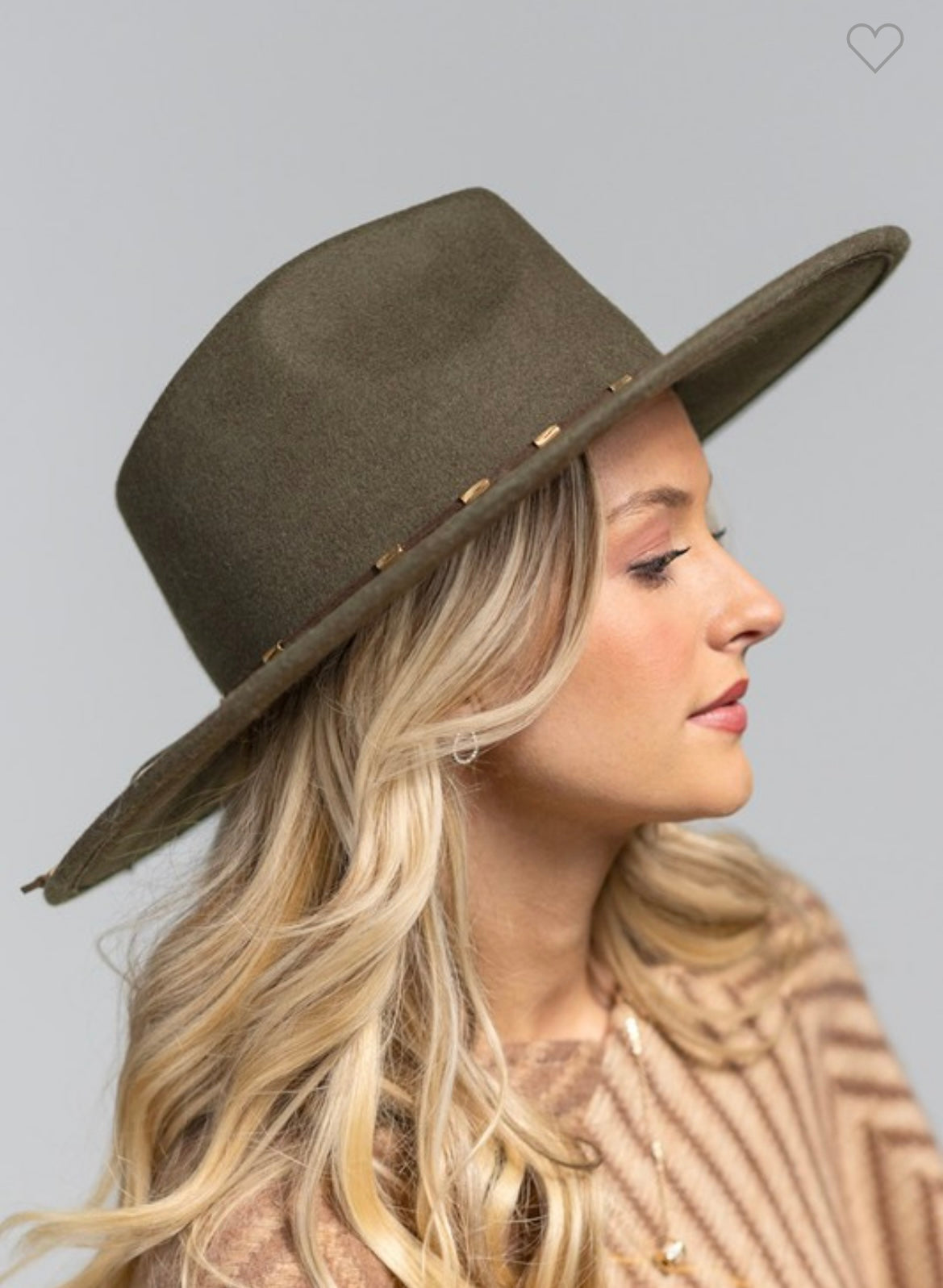 Wide brim Panama hat in a nice felt material and thin strap around inner brim with beads. Shown in olive.