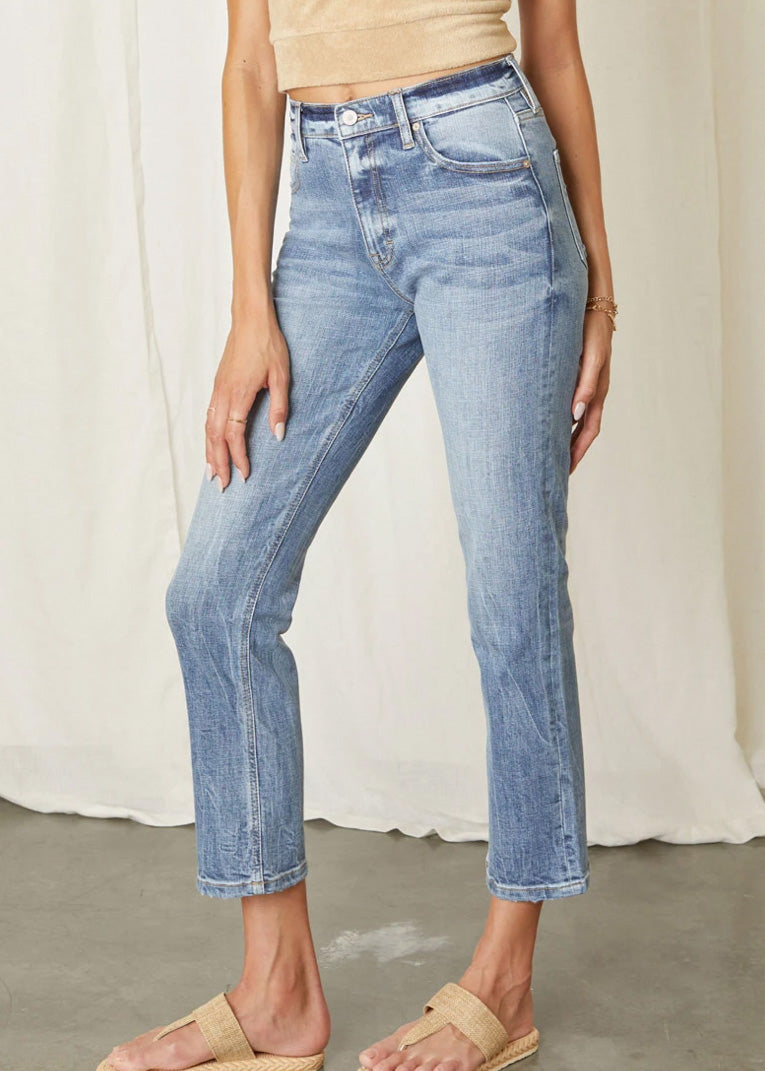 Mid Rise Slim Straight Kancan Jeans. Light to medium wash, straight leg, slight distressing on back pockets, and zip fly. 